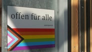 Ein Schild am Eingang eines Jugendtreffs zeigt, dass der Ort für alle Menschen - unabhängig der sexuellen Orientierung - offen steht. © Screenshot 