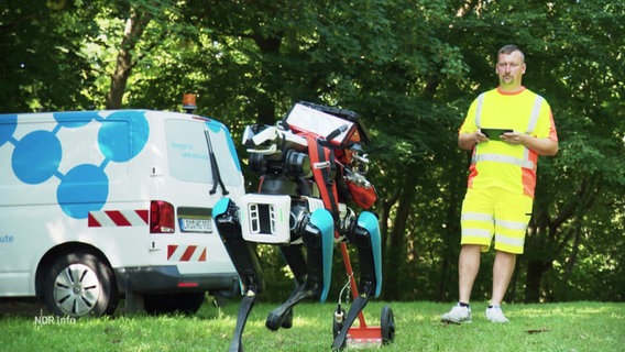Ein Mitarbeiter eines Gasnetzbetreibers steuert einen Roboter-Hund, der in Zukuft autonom Gaslecks entdecken können soll. © Screenshot 