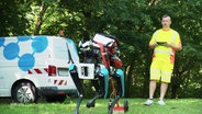 Ein Mitarbeiter eines Gasnetzbetreibers steuert einen Roboter-Hund, der in Zukuft autonom Gaslecks entdecken können soll. © Screenshot 