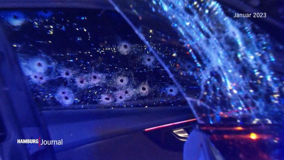 Ein von Schüssen durchlöchertes Autofenster. © Screenshot 