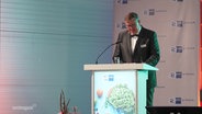Der Rostocker IHK-Präsident Klaus-Jürgen Strupp bei seiner Eröffnungsrede des diesjährigen IHK-Empfangs. © Screenshot 
