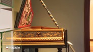 Ein historisches Klavier in der Ausstellung in Kellinghusen. © Screenshot 