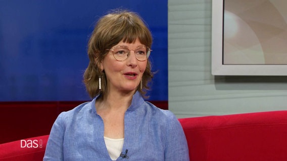 Soziologin Dr. Tanja Bogusz auf dem roten Sofa. © Screenshot 