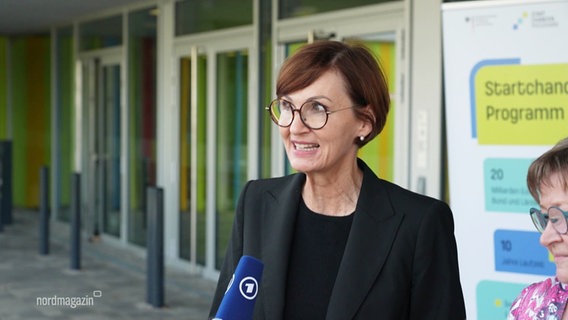 Die Bundesbildungsministerin Stark-Watzinger in Neubrandenburg. © Screenshot 