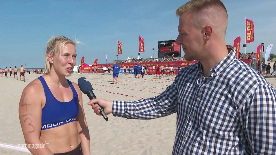 Rettungsschwimmer messen sich beim DLRG Cup in Warnemünde