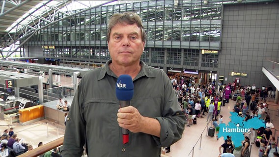Andreas Hilmer berichtet live vom Hamburger Flughafen. © Screenshot 