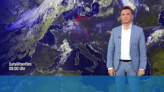 Ein Wetter-Experte steht vor einer Europa-Karte. © Screenshot 