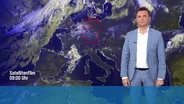 Ein Wetter-Experte steht vor einer Europa-Karte. © Screenshot 
