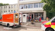 Rettungswagen vor der Volkshochschule in Wedel. © Screenshot 