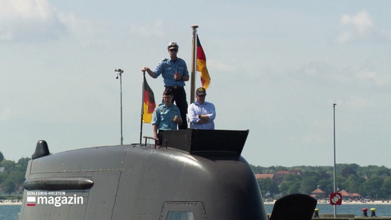 Ein U-Boot der Deutschen Marine, in der Luke stehen zwei Marineoffiziere und Verteidigungsminister Boris Pistorius. © Screenshot 