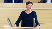 Finanzministerin Monika Heinold (Bündnis 90/Grüne) am Rednerpult im Landtag Schleswig-Holstein. © Screenshot 