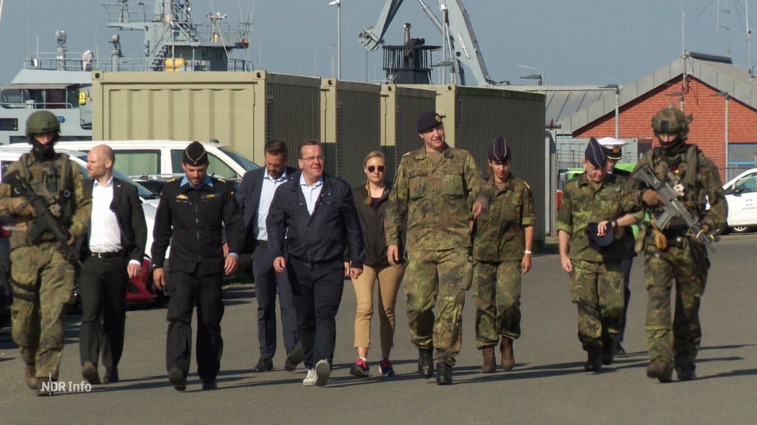 Verteidigungsminister Pistorius und Soldaten der Deutschen Marine am Stützpunkt in Eckernförde.
