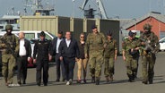 Verteidigungsminister Pistorius und Soldaten der Deutschen Marine am Stützpunkt in Eckernförde. © Screenshot 