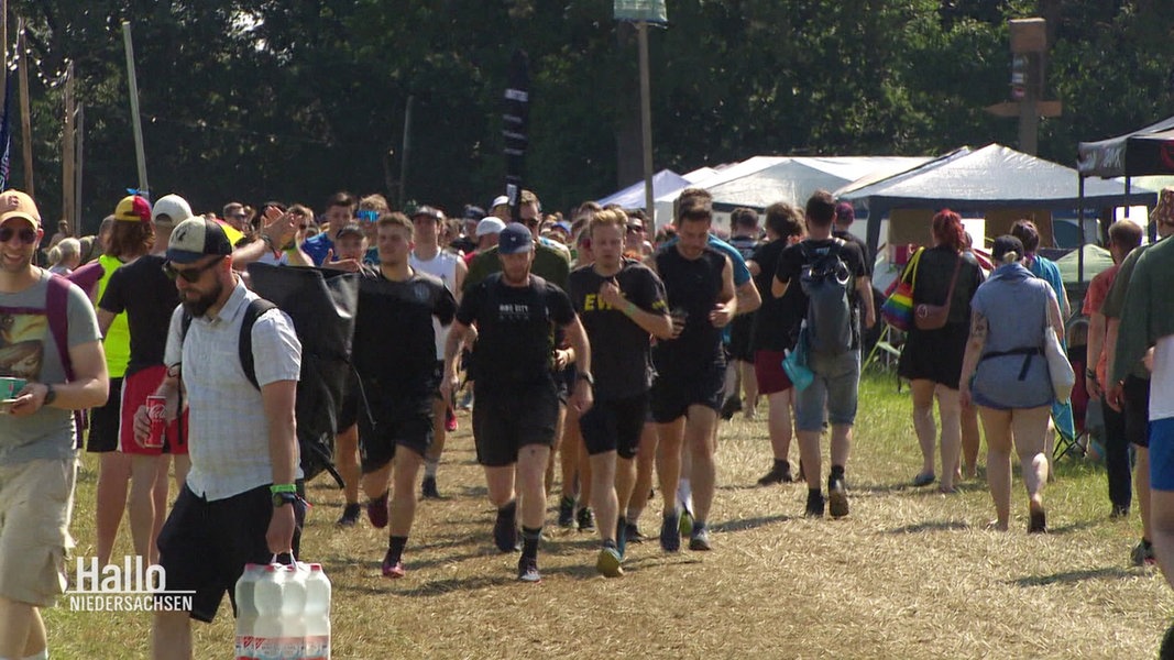 Läufer laufen auf dem Festival-Gelände.