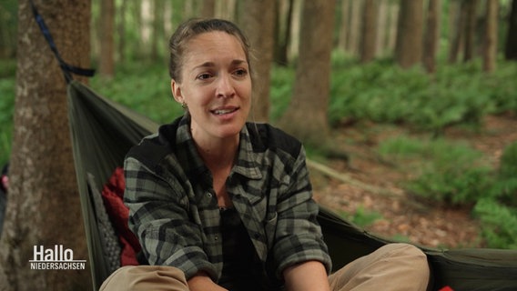 Johanna Geils sitzt in einer Hängematte in einem Wald. © Screenshot 