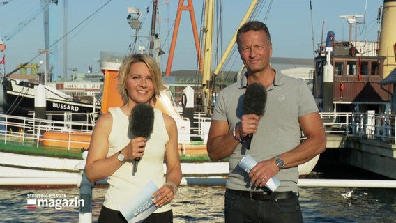 Moderator:innen Marie-Luise Bram und Gerrit Derkowski moderieren das SH-Magazin heute im Hafen. © Screenshot 