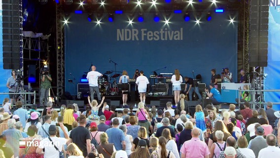 Bühne und Publikum beim NDR Festival in Pinneberg. © Screenshot 