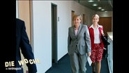 Angela Merkel geht einen Flur entlang. © Screenshot 
