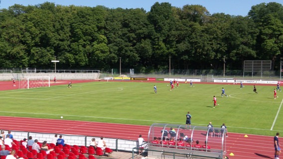 Fußballfeld mit Spielern vom Greifswalder FC © Screenshot 