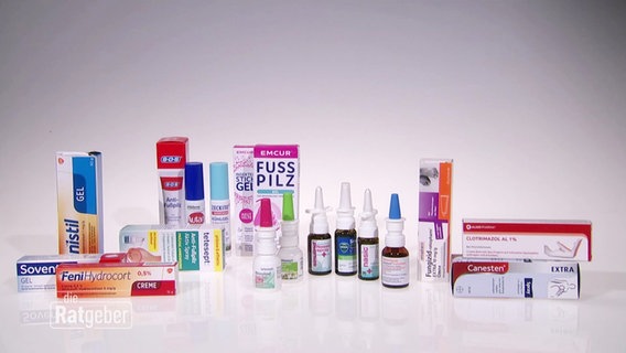 Eine Reihe medizinischer Produkte wie Salben und Nasensprays stehen nebeneinander vor weißem Grund. © Screenshot 
