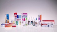 Eine Reihe medizinischer Produkte wie Salben und Nasensprays stehen nebeneinander vor weißem Grund. © Screenshot 