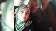 Handyaufnahme von einem Selfie, dass Murad Alsoos und seine Frau zeigt. Er ist ein Mann mit schütteren Haaren, sie trägt ein hellgrünes und glänzendes Kopftuch. © Screenshot 