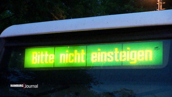 "Bitte nicht einsteigen", heißt es auf der Leuchtanzeige einer U-Bahn. © Screenshot 