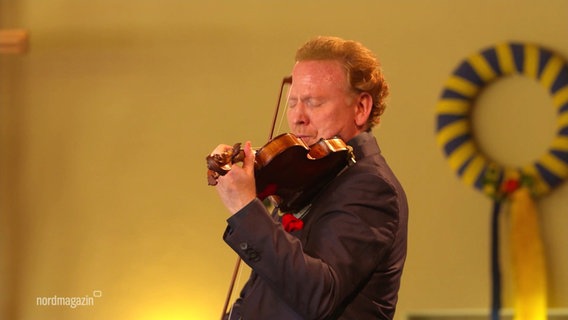 Ein Geigenspieler während eines Auftritts. © Screenshot 