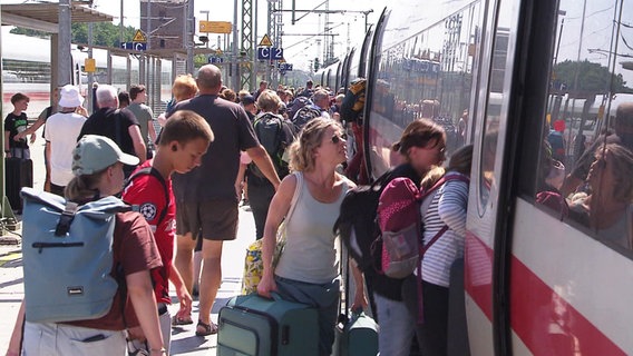 Auf dem Bahnhof in Züssow versuchen zahlreiche Fahrgäste am 21. © Screenshot NDR Foto: Screenshot NDR