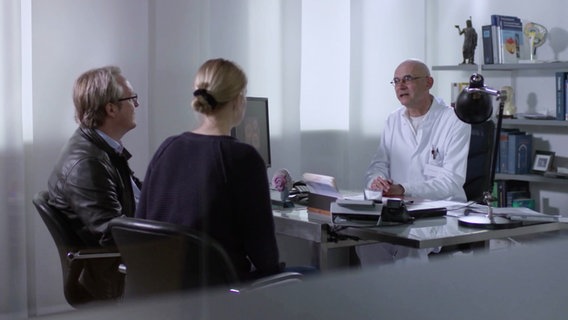 Nachgespielte Szene, in der ein Arzt mit den Eltern von Tobi spricht. © Screenshot 