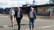 Geschäftsführer Bernd Eikens und der mit der Sanierung betraute Experte sind zuversichtlich, dass die Meyer Werft in Papenburg ihre Arbeit aufrechterhalten kann. © Screenshot 