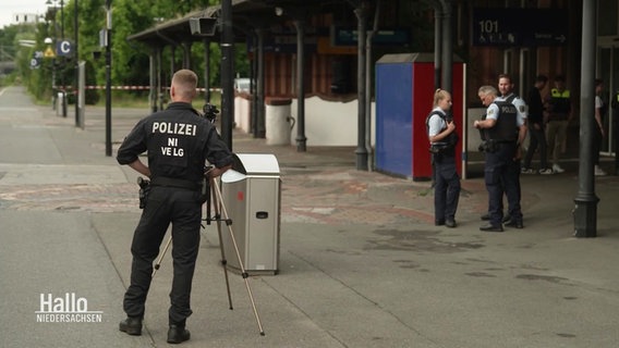 Polizeibeamte rekonstuieren am Bahnhof Uelzen einen Treppensturz. © Screenshot 