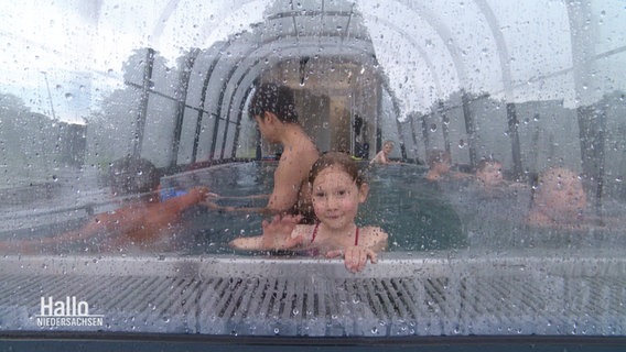 Kinder schwimmen in einem mobilen Schwimmcontainer . © Screenshot 
