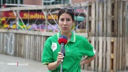 Amba Vasquez aus Winterhude, eine junge Frau mit dunklem Zopf und grünem Polo-Shirt. © Screenshot 