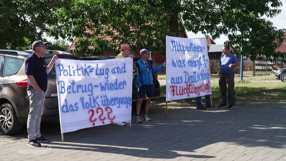 Menschen protestieren gegen eine geplante Geflüchtetenunterkunft in Dabeln. © Screenshot 