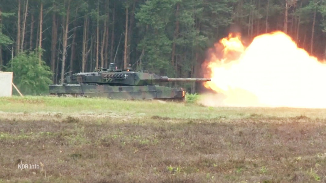 Der Schuss eines Panzers verursacht einen Feuerball an der Spitze seines Laufs.