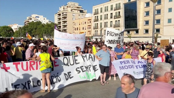 Einheimische auf Mallorca protestieren gegen die Touristenmassen in ihrer Heimat. © Screenshot 