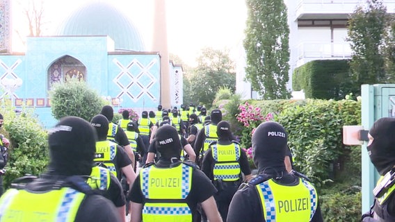 Polizeieinsatz in der Blauen Moschee in Hamburg. © Screenshot 