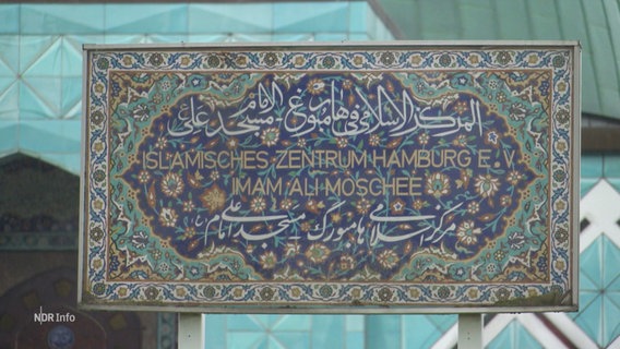 Auf einem Schild vor der Blauen Moschee in Hamburg steht "Islamisches Zentrum Hamburg e.V. Imam Ali Moschee". © Screenshot 