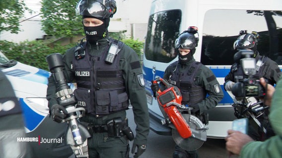 Mehrere Polizisten mit schwerem Gerät sind auf dem Weg zur Blauen Moschee. © Screenshot 