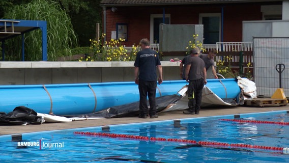 Ein Schwimmbad soll nachts mit einer Plane abgedeckt werden, um den Temperaturverlust des Wassers zu verringern. © Screenshot 