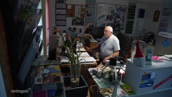 Bernd Burckhardt in seinem Büro am Computer. © Screenshot 