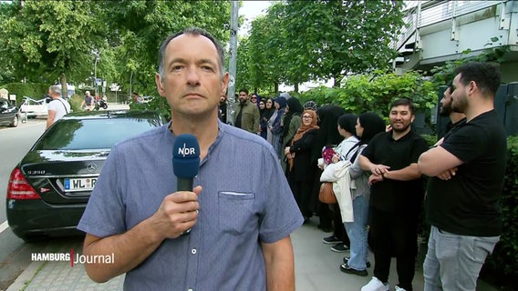 NDR-Reporter Peter Kleffmann berichtet live von der Blauen Moschee in Hamburg. © Screenshot 
