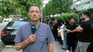 NDR-Reporter Peter Kleffmann berichtet live von der Blauen Moschee in Hamburg. © Screenshot 