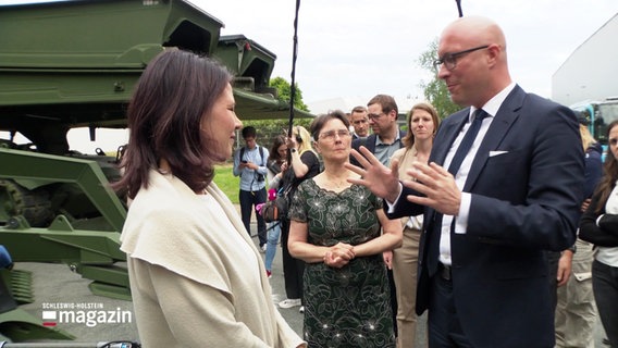 Bundesaußenministerin Baerbock ist zu Besuch bei dem Rüstungskonzern FSG in Flensburg. © Screenshot 