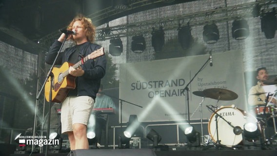 Sänger Michael Schulte steht beim Südstrand-Open-Air auf der Bühne. © Screenshot 