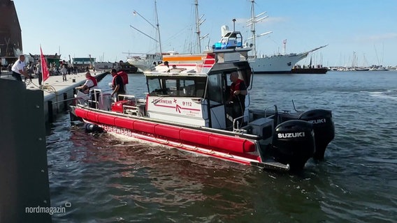 Das neue Feuerlöschboot liegt am Stralsunder Hafen. © Screenshot 