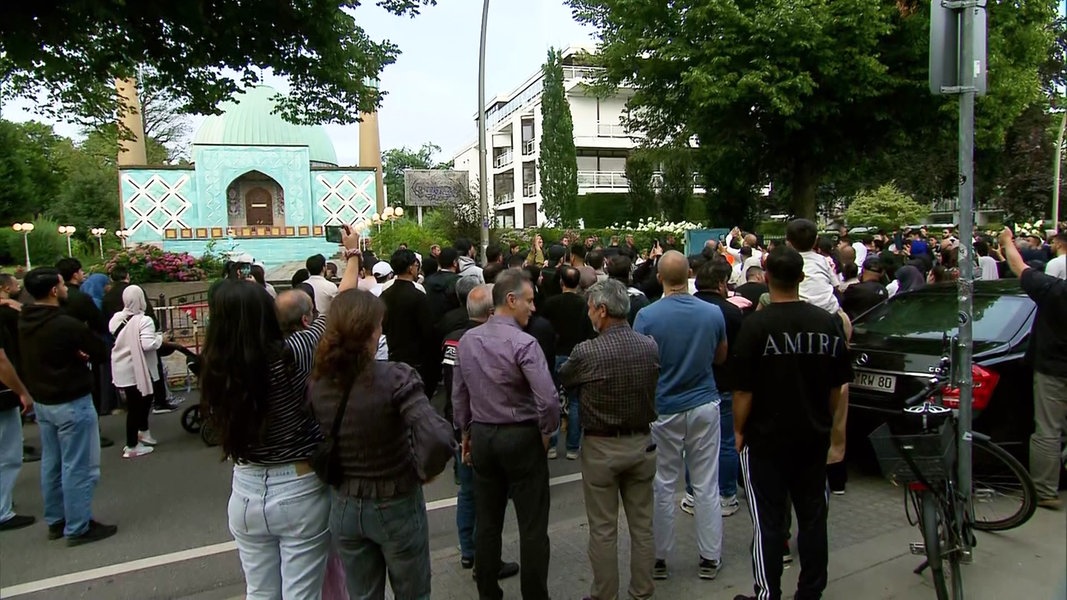 Nach Schließung: 300 Menschen beten vor der Blauen Moschee