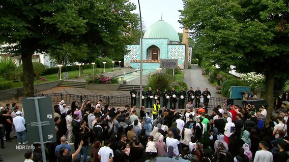 250 Menschen beten vor geschlossener Moschee in Hamburg. © Screenshot 