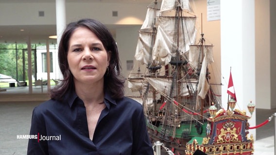 Annalena Baerbock, Außenministerin (Bündnis 90/Grüne), im Hintergrund ein großes Schiffsmodell. © Screenshot 